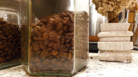 Téléchargez les photos : Photo de grains de café dans des pots, café, fond de cafétéria - en image libre de droit