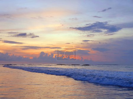 Téléchargez les photos : Belle vue sur la plage le soir, plage de Kuta à Bali, Indonésie - en image libre de droit