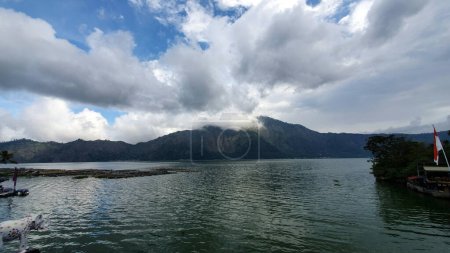 Téléchargez les photos : Paysage du lac et du mont Batur à Bali, Indonésie. Destination voyage, Asie du Sud-Est - en image libre de droit