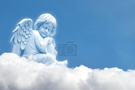 Schöner Engel im Himmel auf Wolke mit Kopierraum