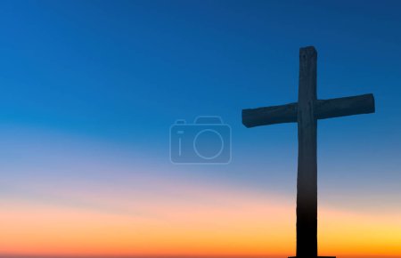 Téléchargez les photos : Croix chrétienne sur fond de coucher de soleil bleu et jaune - en image libre de droit