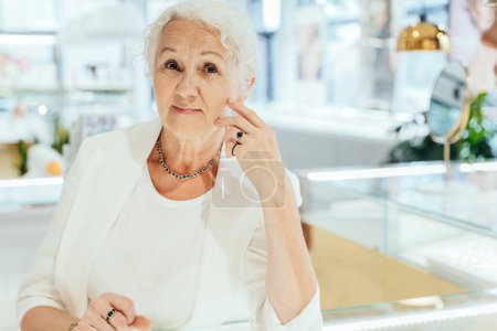 Téléchargez les photos : Portrait de femme d'affaires senior à sa bijouterie. Vente, consumérisme, shopping et concept de personnes. - en image libre de droit