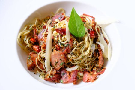 Téléchargez les photos : Spaghetti au bacon sur plaque blanche - en image libre de droit