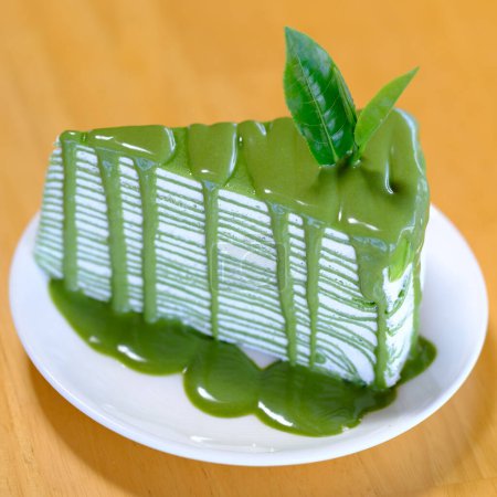Téléchargez les photos : Greentea gâteau crêpe sur table en bois - en image libre de droit