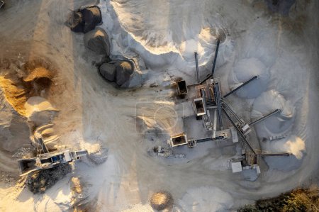 Téléchargez les photos : Documentation photographique aérienne d'une usine de production d'agrégats pour le secteur de la construction - en image libre de droit