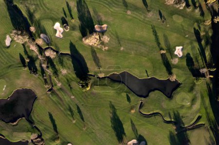 Téléchargez les photos : Documentation photographique aérienne représentant une partie d'un parcours de golf - en image libre de droit