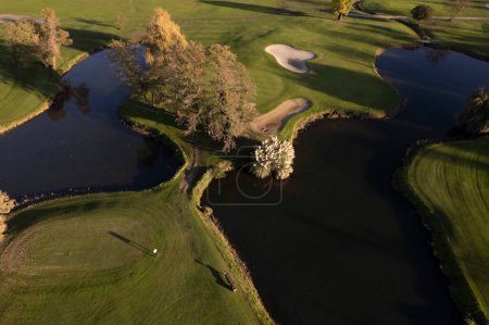 Téléchargez les photos : Documentation photographique aérienne représentant une partie d'un parcours de golf - en image libre de droit