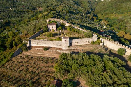 Téléchargez les photos : Documentation photographique aérienne de la Rocca di Sala à Pietrasanta Lucques Toscane Italie - en image libre de droit