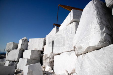 Téléchargez les photos : Documentation photographique d'un dépôt de blocs de marbre blanc qui viennent d'être extraits et prêts pour le traitement - en image libre de droit