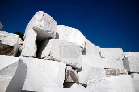 Téléchargez les photos : Documentation photographique d'un dépôt de blocs de marbre blanc qui viennent d'être extraits et prêts pour le traitement - en image libre de droit