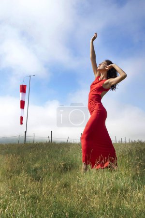 Foto de Documentación fotográfica de la versión femenina del calcetín de viento colocada cerca de un aeropuerto - Imagen libre de derechos