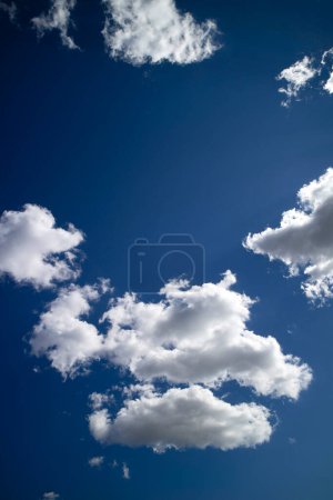 Foto de Documentación fotográfica del paso de un grupo de nubes en un cielo azul - Imagen libre de derechos