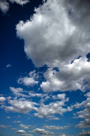 Téléchargez les photos : Documentation photographique du passage d'un groupe de nuages dans un ciel bleu - en image libre de droit