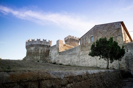 Foto de Documentación fotográfica del castillo de Populonia, un antiguo pueblo en Toscana Italia - Imagen libre de derechos