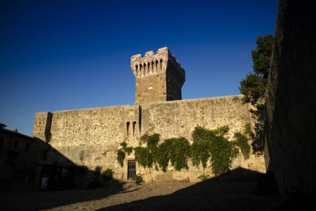 Foto de Documentación fotográfica del castillo de Populonia, un antiguo pueblo en Toscana Italia - Imagen libre de derechos