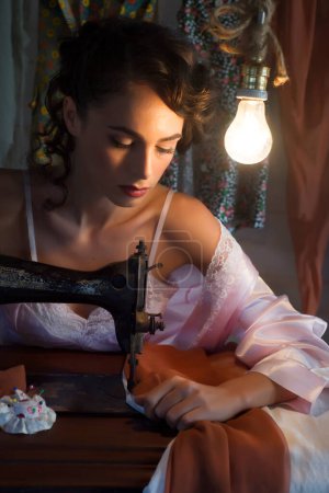 Foto de Documentación fotográfica vintage de una joven que intenta coser en una máquina - Imagen libre de derechos