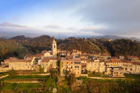 Foto de Documentación fotográfica aérea del pequeño pueblo de Monteggiori en Versilia Toscana - Imagen libre de derechos