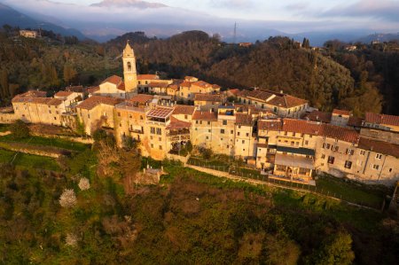 Foto de Documentación fotográfica aérea del pequeño pueblo de Monteggiori en Versilia Toscana - Imagen libre de derechos