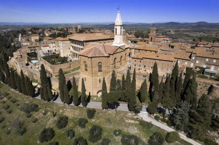 Foto de Documentación fotográfica aérea del pueblo medieval de Pienza Siena Italia - Imagen libre de derechos