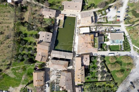 Foto de Documentación fotográfica aérea del antiguo pueblo de Bagno Vignoni en Toscana Italia - Imagen libre de derechos