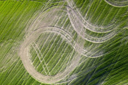 Téléchargez les photos : Documentation photographique aérienne des dessins laissés après le travail du sol en Toscane Italie - en image libre de droit