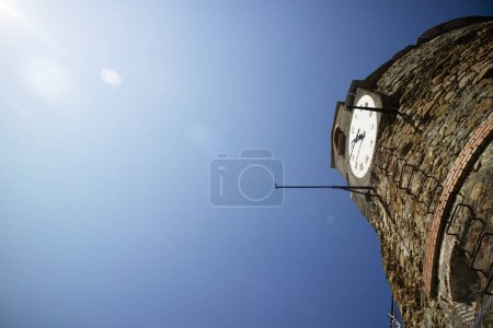Foto de Documentación fotográfica de la torre del reloj en el castillo de Riomaggiore en Cinque Terre La spezia Italia - Imagen libre de derechos