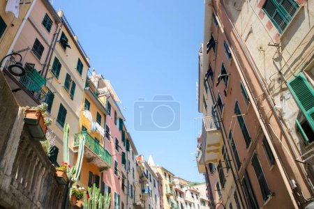 Foto de Documentación fotográfica de la colorida calle central de Riomaggiore Liguria Italia - Imagen libre de derechos