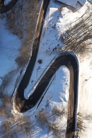 Téléchargez les photos : Documentation photographique aérienne d'une route de montagne en hiver - en image libre de droit