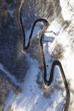 Foto de Documentación fotográfica aérea de una carretera de montaña en invierno - Imagen libre de derechos