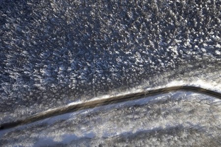 Téléchargez les photos : Documentation photographique aérienne d'une route de montagne en hiver - en image libre de droit