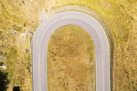 Foto de Documentación fotográfica aérea de las curvas de un tramo de carretera en las montañas - Imagen libre de derechos