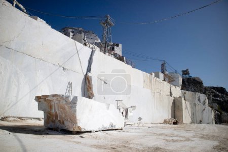 Foto de Documentación fotográfica de una cantera para la extracción de mármol blanco en Carrara Italia - Imagen libre de derechos