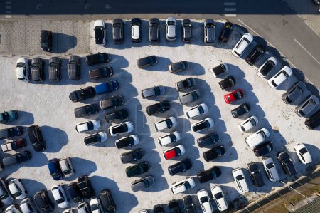 Téléchargez les photos : Documentation photographique aérienne d'un chantier pour le stockage de voitures prêtes à la vente - en image libre de droit