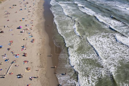 Téléchargez les photos : Documentation photographique aérienne d'une plage libre en été - en image libre de droit