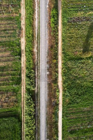 Téléchargez les photos : Documentation photographique aérienne du tracé de la voie ferrée - en image libre de droit