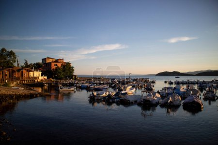 Foto de Fotografía tomada al amanecer del pequeño puerto de Baratti Livorno Italia - Imagen libre de derechos
