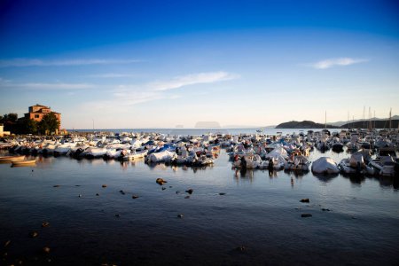 Foto de Fotografía tomada al amanecer del pequeño puerto de Baratti Livorno Italia - Imagen libre de derechos