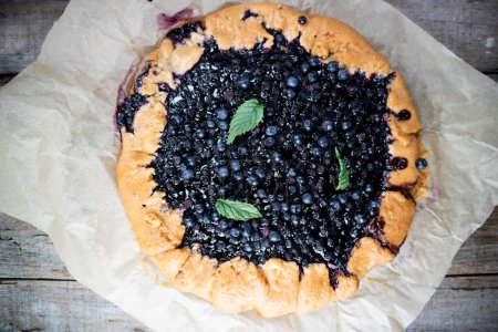 Téléchargez les photos : Documentation photographique d'un gâteau rustique aux bleuets sauvages - en image libre de droit