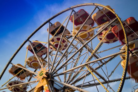 Téléchargez les photos : Documentation photographique d'une grande roue dans un parc d'attractions - en image libre de droit