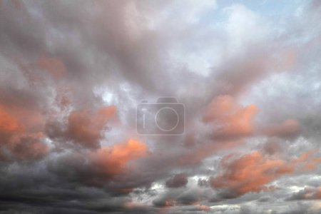 Téléchargez les photos : Documentation photographique des nuages sombres pendant la phase du coucher du soleil - en image libre de droit