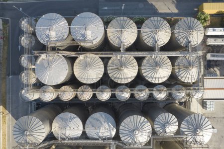 Foto de Documentación fotográfica aérea de algunos silos industriales - Imagen libre de derechos