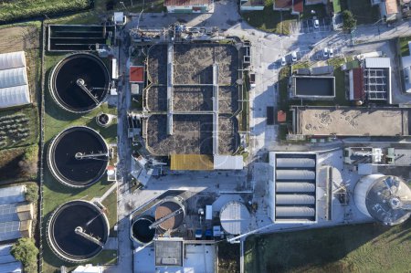Téléchargez les photos : Documentation photographique aérienne d'un centre d'épuration des eaux usées - en image libre de droit