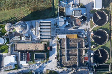 Téléchargez les photos : Documentation photographique aérienne d'un centre d'épuration des eaux usées - en image libre de droit