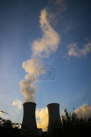 Foto de Central eléctrica para la explotación de soplantes boraciferos para la producción de electricidad en Toscana, Italia - Imagen libre de derechos