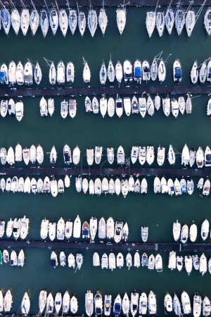 Téléchargez les photos : Documentation photographique aérienne d'une zone portuaire réservée aux bateaux de tourisme - en image libre de droit
