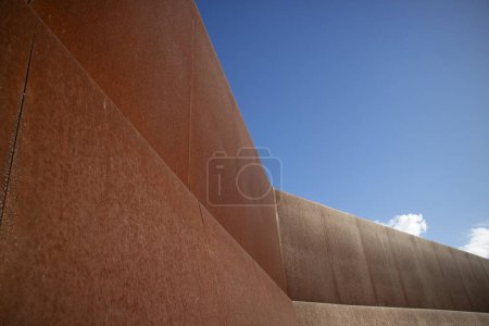 Téléchargez les photos : Documentation photographique d'un mur de protection en fer jeté dans le ciel bleu - en image libre de droit