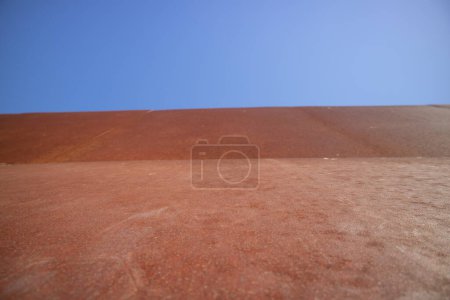 Téléchargez les photos : Documentation photographique d'un mur de protection en fer jeté dans le ciel bleu - en image libre de droit