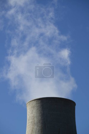 Téléchargez les photos : Centrale électrique pour l'exploitation de soufflantes boracifères pour la production d'électricité en Toscane, Italie - en image libre de droit