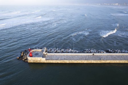 Téléchargez les photos : Documentation du côté droit du port de Viareggio photographié à l'aube - en image libre de droit