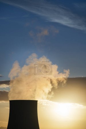 Téléchargez les photos : Coucher de soleil à la centrale électrique pour l'exploitation de soufflantes boracifères pour la production d'électricité en Toscane, Italie - en image libre de droit